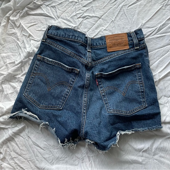 Levi's Ribcage Denim Shorts Medium Wash Size 26 - Picture 4 of 6